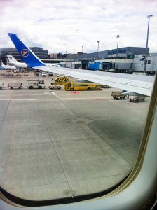 Blick aus dem Flugzeug in Frankfurt am Flughafen