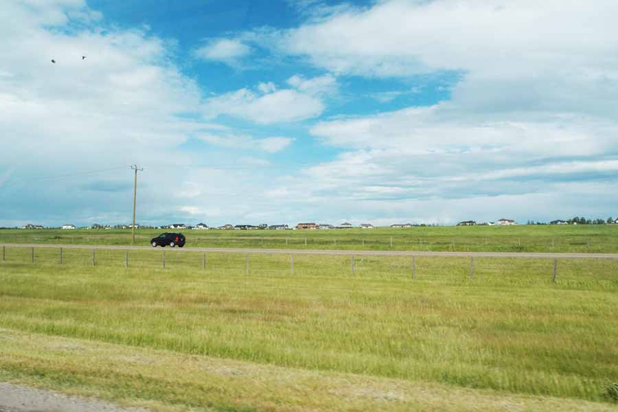 Einsames Auto auf einer Strasse in Alberta, Kanada