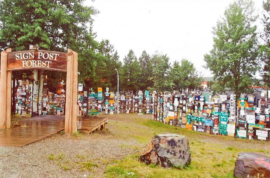 Der Signpost Forest mit unzähligen Schildern am Watson Lake