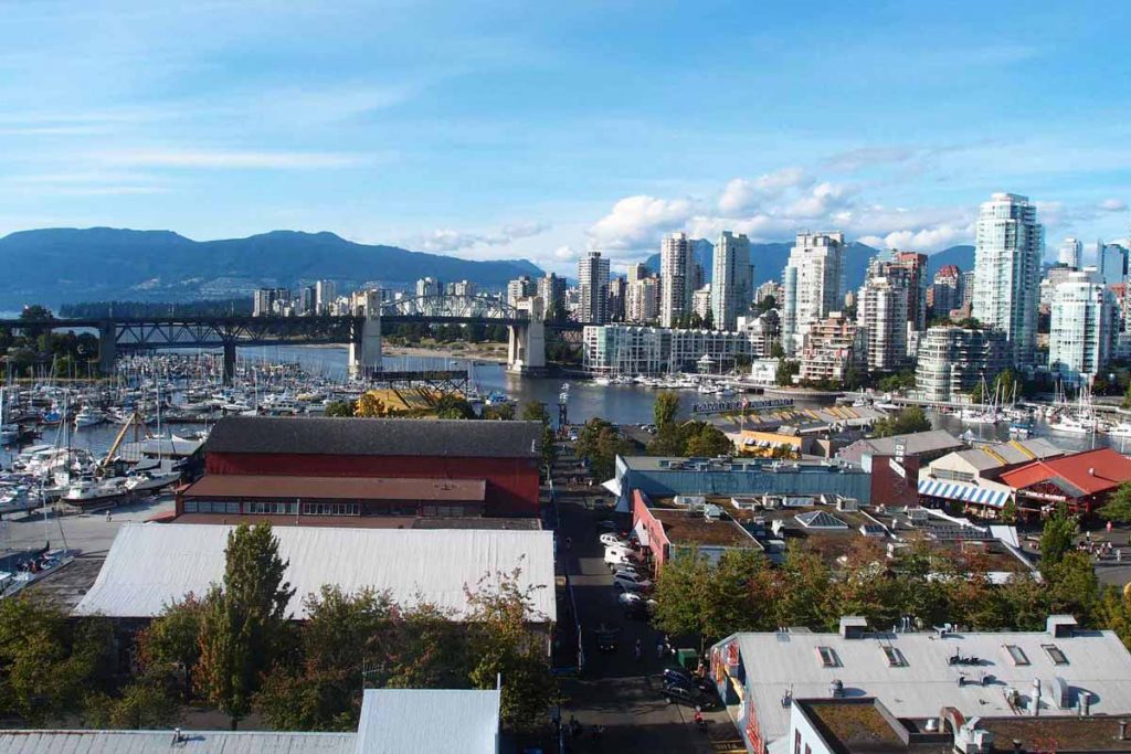 Die Skyline von Vancouver bei sonnigem Wetter