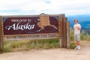 Ein "Herzlich Willkommen in Alaska"-Schild an der Grenze zu Kanada