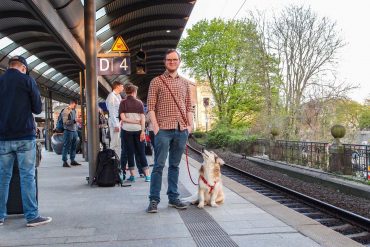 Bahnfahren mit Hund – der ultimative Guide Ich warte mit dem Hund am Bahnhof auf den Zug