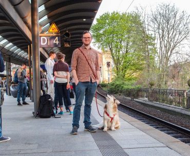 Ich warte mit dem Hund am Bahnhof auf den Zug