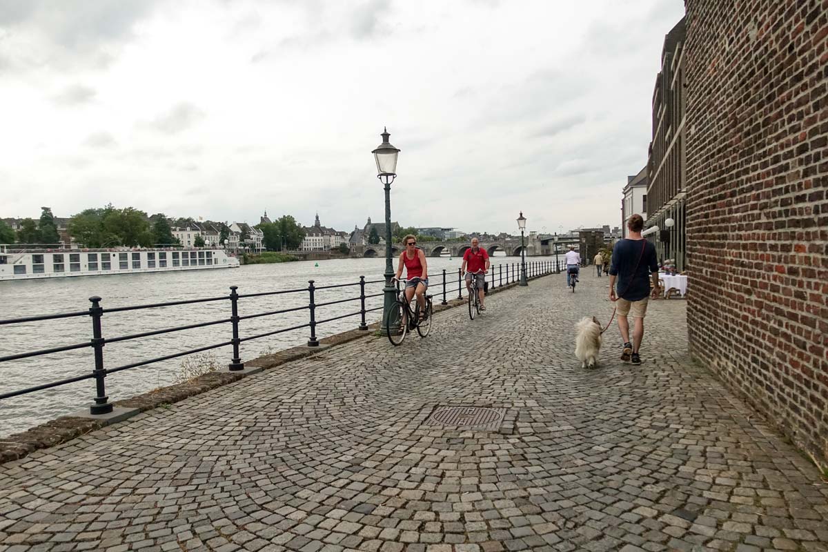 Gassirunde mit Hund in die Innenstadt von Maastricht